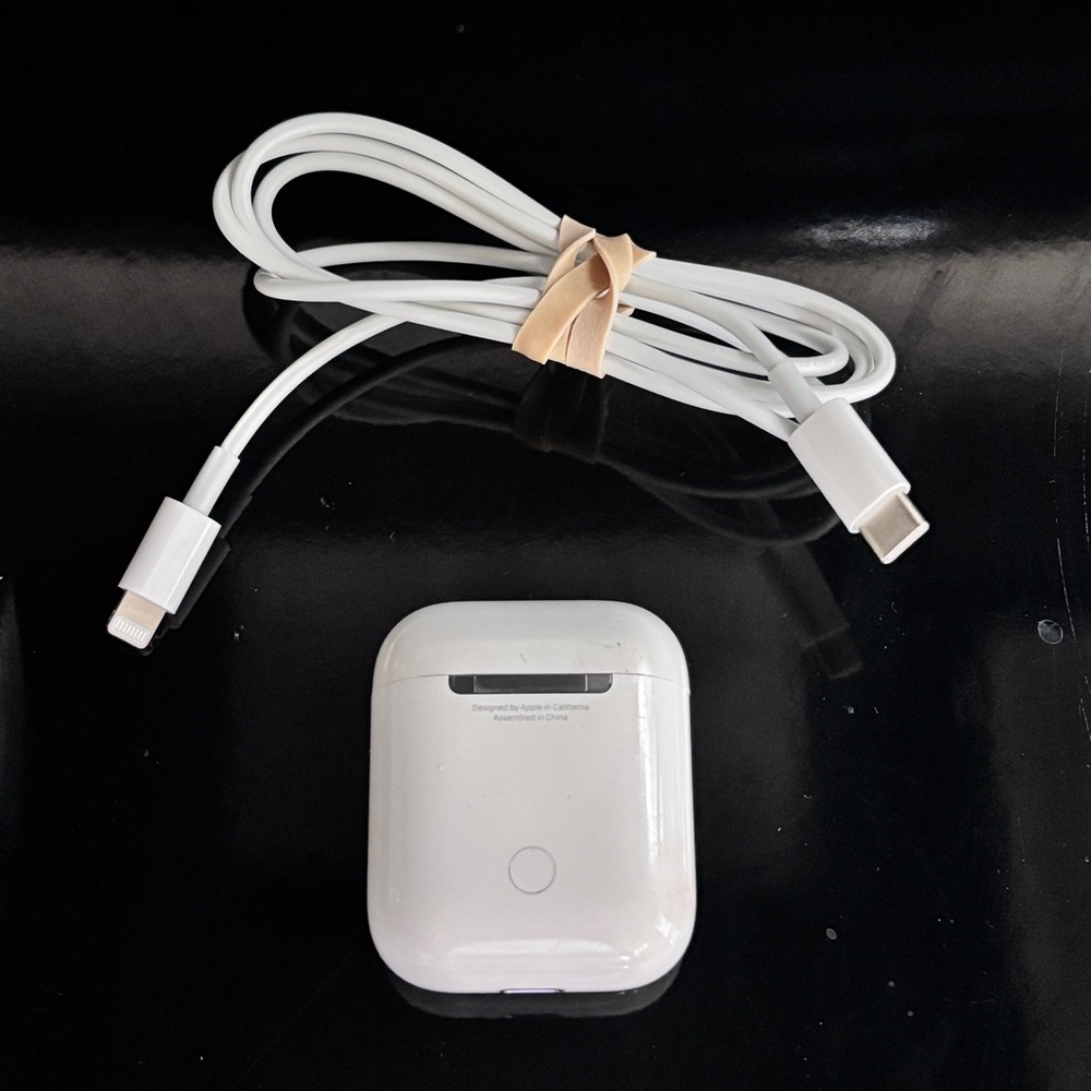 Apple Airpods used White Wireless Earbuds with Charging Case & Cable (v 6.8.8)